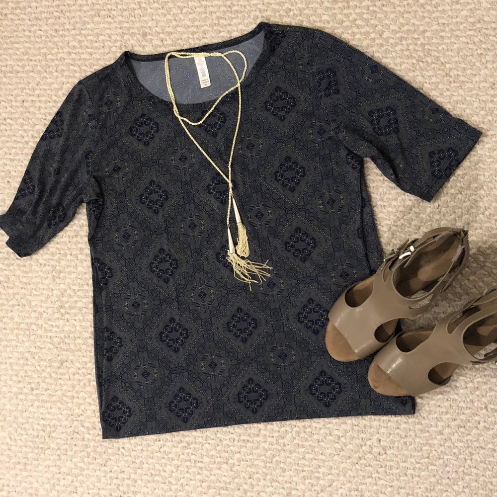 SALE 🔥Like new! Lularoe graphic shift